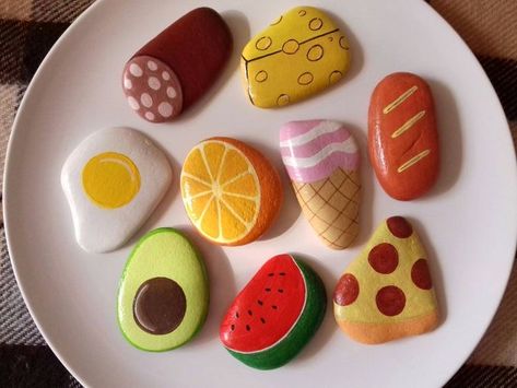 Rocks Painted Like Food, Diy Rock Art, Stone Art Painting, Pretend Food, Painted Rocks Kids, Tanah Liat, Painted Rocks Craft, Painted Rocks Diy, Rock Painting Ideas Easy