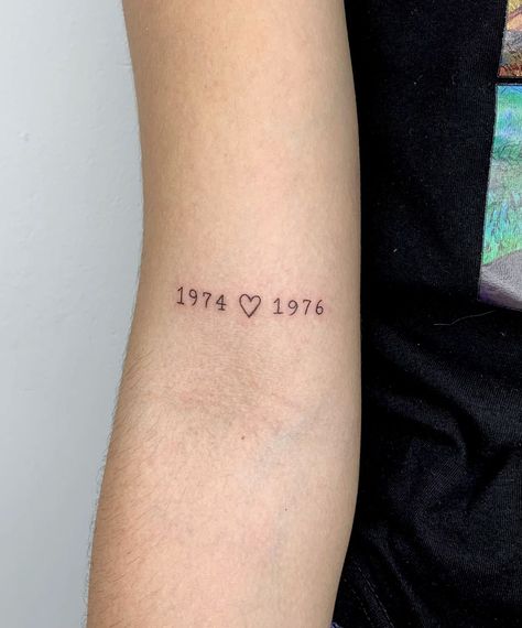 Sons Birthday Tattoo Ideas, Parents Years Tattoo, Tattoo Ideas Dedicated To Parents, Parents Birth Years Tattoo, Parents Bday Tattoo, 3 Dates Tattoo, Parent Birthday Tattoos, Tattoo For Your Parents, Small Tattoos For Someone Who Passed