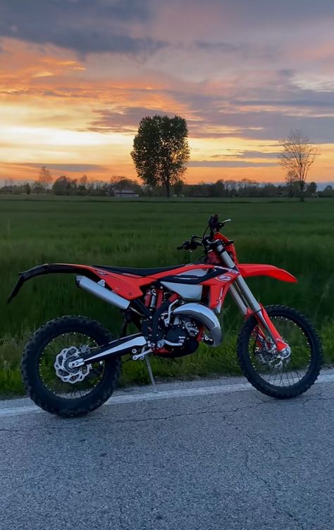 Beta Motorcycles, Supermoto 125, Ktm Enduro, Ktm Dirt Bikes, Moped Bike, Motocross Love, Cool Dirt Bikes, Image Moto, Motorcross Bike