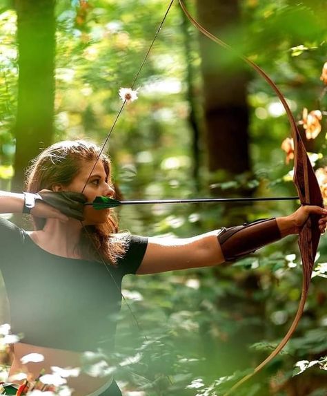 Archery Photoshoot Ideas, Archery Women Aesthetic, Recurve Bow Aesthetic, Archery Senior Pictures, Archery Aesthetic Female, Archery Photoshoot, Hunter Photoshoot, Archer Aesthetic, Archery Art