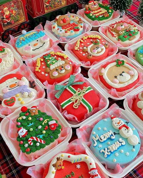 Christmas Cake Stall Ideas, Lunchbox Cake Christmas, Christmas Mini Cakes Decorating, Christmas Bento Cake Ideas, Christmas Mini Cake Designs, Christmas Bakery Menu Ideas, Present Cake Ideas, Christmas Baking Ideas Cake, Christmas Lunch Box Cake