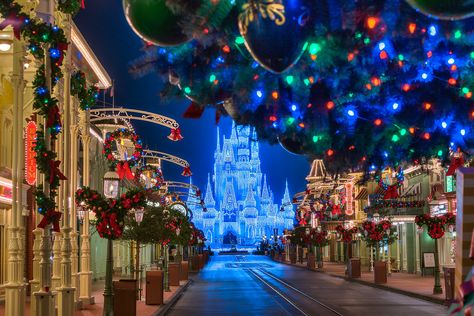 Thursday Christmas, Magic Kingdom Christmas, Christmas Posts, Disney World Attractions, Disneyland Christmas, Disney World Christmas, Street Magic, Disney Side, Disney Magic Kingdom