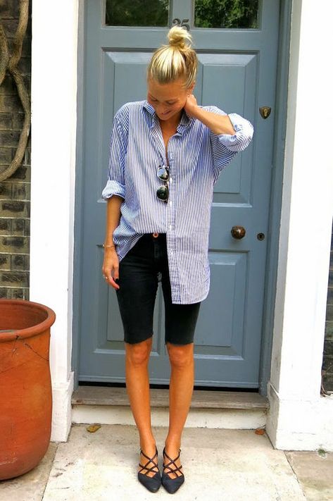 Transform an old pair of skinny jeans into knee-length shorts that are on the tighter side. Balance the fit with an oversize button-down and flats to create a chic weekend look. How To Style Bermuda Shorts, Bermuda Shorts Outfit, Modest Shorts, Work Shorts, Knee Length Shorts, 2020 Trends, Long Shorts, Outfits Casuales, Fashion Trend