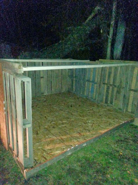 My simple life : Easy DIY Pallet goat house Pallet Goat House, Goats Pen, Minature Goats, Goat Housing, Goat Ideas, Goat Playground, Goat Shelter, Goat Pen, Pallet Dog Beds