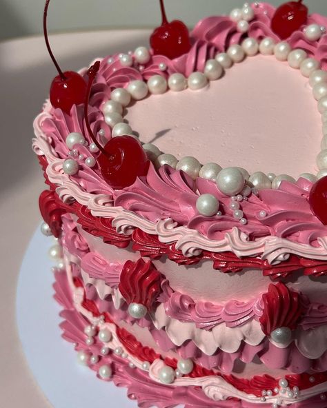 Mini Vintage Heart Cake, Vintage Heart Cake Aesthetic, Aesthetic Heart Cake, Pink Vintage Heart Cake, Heart Cake Aesthetic, Pink Birthday Cake Ideas, Heart Cake Designs, Vintage Cake Decorating, Heart Cake Design