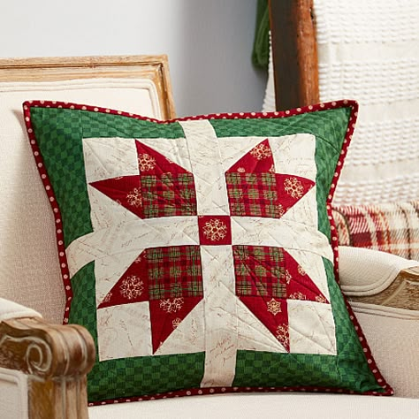 Wrapped Star Pillow Christmas Pillows Diy, Christmas Quilt Blocks, Quilted Pillows, Quilted Pillow Covers, Pillow Covers Pattern, Star Pillow, Winter Pillows, Christmas Quilt Patterns, Sewing Projects Free