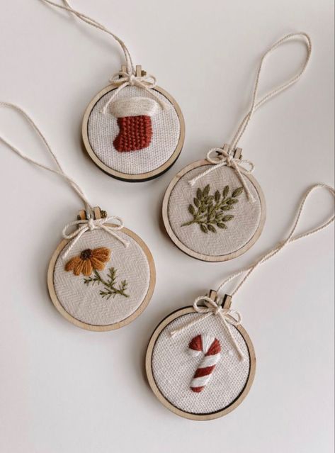 Tiny Christmas Embroidery Ideas, Christmas Gift Embroidery Ideas, Holiday Embroidery Ornament, Mini Embroidery Hoop Christmas Ornaments, Hand Stitched Gifts, Mini Embroidery Hoop Ideas Christmas, Aesthetic Christmas Ornaments Diy, Embroidery Inspiration Christmas, Easy Christmas Embroidery Ideas