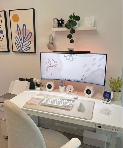 White Desk Setup Work Spaces, Desk Setup Aesthetic Modern, Dual Monitor Desk Setup Aesthetic, Cosy Desk Setup Aesthetic, Desktop Room Ideas, Cute Desktop Setup, Desktop Aesthetic Setup, Desktop Set Up, Aesthetic Desktop Setup