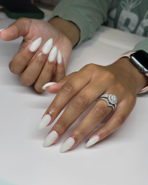 Milky White Oval Nails, Nail Designs Milky White, Nails Oval Design, Cloudy White Nails, White Oval Nails, Signature Nails, White Almond Nails, Oval Nail, Oval Nails Designs