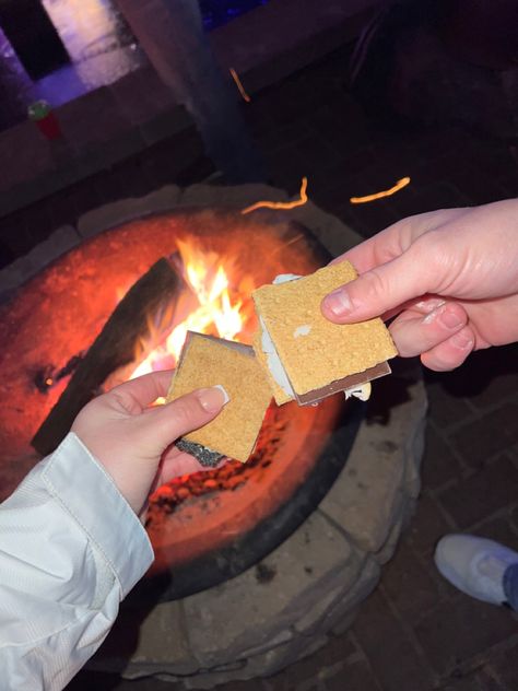 Smores Aesthetic Friends, Smores Date Night, Campfire Couple Aesthetic, Couple Bonfire, Camping Couple Aesthetic, Couple Camping Aesthetic, Smores Aesthetics, Romantic Campfire, Bonfire Date