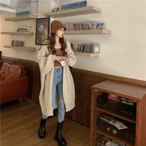 Brown Bucket Hat Outfit, Cd Record Player, Bucket Hat Outfit Winter, Brown Hat Outfit, Korean Outfits Winter, Outfits With Bucket Hats, Hat Outfit Winter, Bucket Hat Outfits, Nude Outfit