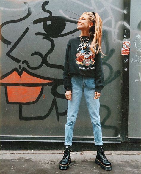 mom jeans and doc martins. Olivia Frost, How To Style Doc Martens, Doc Martens Outfit, Look Grunge, Boating Outfit, Mode Boho, Cloud Strife, Trendy Swimwear, Grunge Look