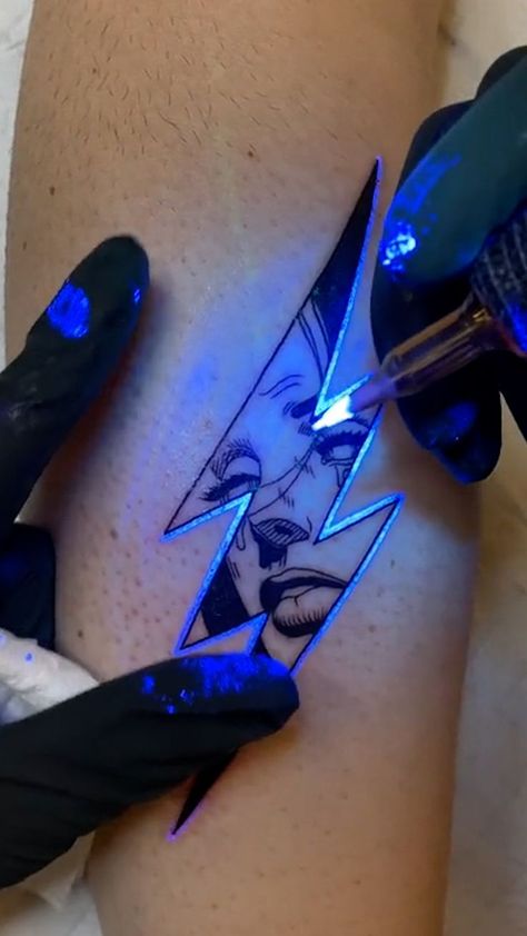 #glowingtattoo#glowindarktattoo#spinetattoo#bestfriendmatchingtattoo#3dtattoo#funnytattoo#tattoosketches#tattooart#tattoodrawing Tato 3d, Glow Tattoo, Rare Tattoos, Neon Tattoo, Tattoo Dark, Uv Tattoo, Tattoos Men, Light Tattoo, Wrist Tattoos For Guys