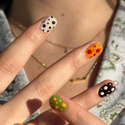 ❤ Hang Nguyen ❤ on Instagram: "Nail art can be this easy. Just a few dots away from rocking these mood boosters. Thanks @alix1509 for inspiring me and @emmaascott on this super fun Kusama look !!! #easynailart #loveart #art #naildesign #yayoikusama" Spotty Nail Art, Dotticure Nail Art, Yayoi Kusama Nails, Dots On Nails, Easy Nail Art Diy, Dotted Nail Art, Nail Art Dots, Super Easy Nail Art, Nails With Dots