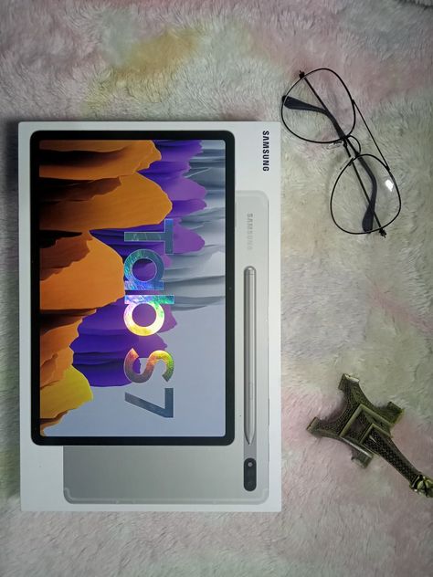 Samsung S7 Tablet Aesthetic, Samsung Ipad With Pen, Samsung S7 Tablet, Galaxy Notes, Samsung Gadgets, Ipad Pro Accessories, Samsung Galaxy Tablet, Computer Gaming Room, Graphics Tablets