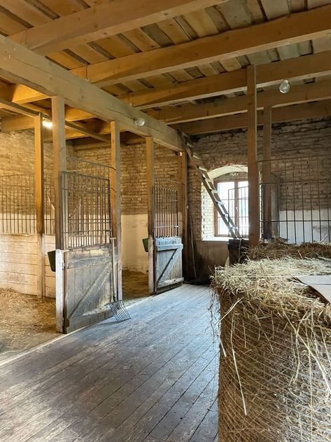 Winter Horse Stable, Log Ranch House, Cow Stable Ideas, Small Horse Stable Design, Cute Horse Stables, Old Money Stables, Western Barn Ideas, Horse Barn Aesthetic, Barn Ideas For Horses