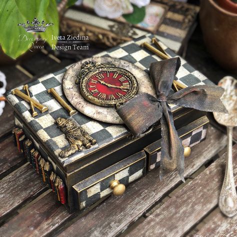 Wooden Box Decoupage, Tea Box Decoupage, Wine Gift Wrapping, Alice In Wonderland Crafts, Rice Paper For Decoupage, Elegant Gift Wrapping, Painted Wooden Boxes, Gift Wrapping Inspiration, Decoupage Box