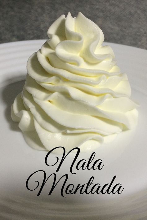 Como hacer Nata Montada o Crema Chantilly Casera😋😋, super ¡Fácil y rápida! de hacer. Pastel Red, Cooking Tips, Butter Cream, Frosting, Red Velvet, Sweet Tooth, Fondant, Waffles, Butter