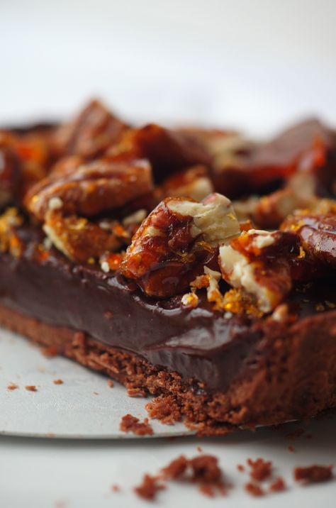 Sea-Salted Chocolate and Pecan Praline Tart. Praline Walnut Recipe, Chocolate Pecan Praline Cake, Chocolate Praline Tart, Praline Tart, Heart Tarts, Tart Mini, Praline Paste, Dark Chocolate Salted Caramel, Pecan Tart