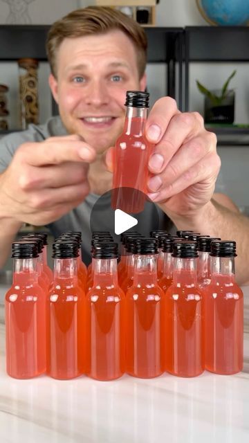 Pink Starburst Shots, Big Batch Shots Recipes, Starburst Drink Alcohol, Pink Shots Alcohol, Shot Cuterie Board Ideas, Pink Drinks Alcohol, Pink Starburst Drink, Starburst Shots, Party Drinks Ideas