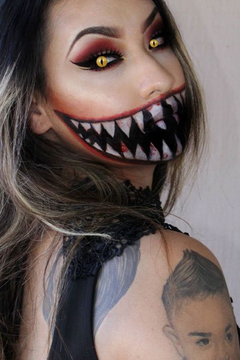 Halloween scary mouth Scary Mouth Makeup, Halloween Mouth Makeup, Halloween Makeup Blood, Scary Mouth, Monster Mouth, Halloween Infantil, Horror Make-up, Big Scary, Pretty Halloween Costumes