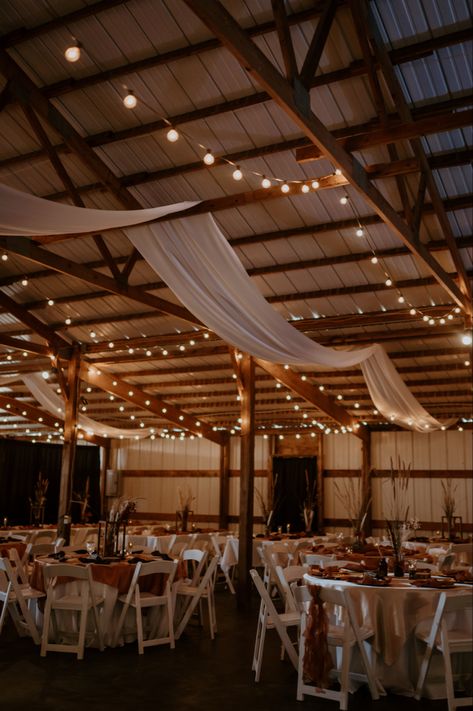 Light Pink Western Wedding, Boathouse Wedding Decor, Boho Prom Decorations, Country Wedding Set Up, Western Indoor Wedding, Wedding In Shed, Rustic Wedding Venue Decor, Barn Quinceanera Ideas, Rodeo Arena Wedding