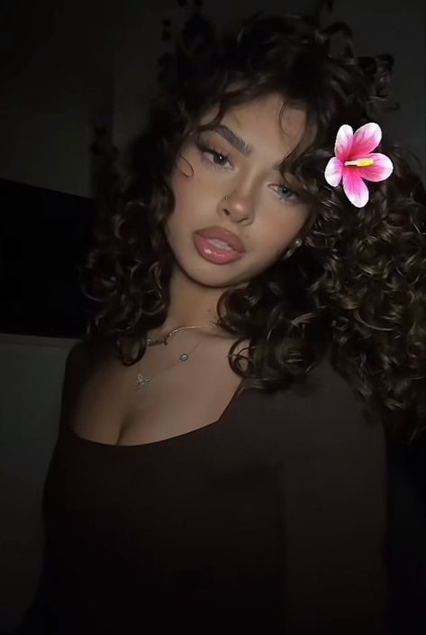 @u7ena Pretty Black Woman With Curly Hair, Latino Curly Hair, Brazilian Girl Style, Pretty Latina Girl With Curly Hair, Curly Latina Hair, Hispanic Woman Aesthetic, White Girls With Curly Hair, Curly Hair Face Claims, Pretty Curly Haired Girl