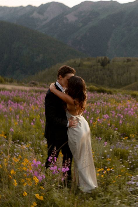 Bride and Groom kiss during their Sunset Elopement in the Aspen Wildflowers Mountain Style Wedding, Yellow Dress Couple Outfit, Elopement Inspo Pictures, Weddings In The Mountains, Nature Elopement Photos, Private Elopement Ceremony, Field Wedding Pictures, Family Elopement Photos, Aspen Engagement Photos