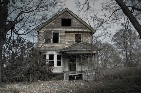 Real Life Haunted Houses | Photographer Visits Real Life Haunted Houses Across America Real Haunted Houses, Scary Houses, Creepy Houses, Haunted History, Spooky Places, Spooky House, Abandoned House, Abandoned Mansions, Scary Places