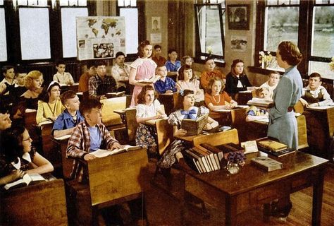 I've always loved classic wooden desks like this. #vintage #1940s #classroom #school #teacher #students Old Classroom Aesthetic, 1940s Classroom, Old School Classroom, Nostalgia School, Old Fashioned School, Schema Therapy, Wooden Desks, Vintage Classroom, Old School Desks