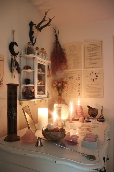 Spiritual Altar Ideas, Altar Ideas Sacred Space, Mabon Altar, Altar Setup, Altar Inspiration, Spiritual Altar, Spiritual Room, Witchy Room, Witchcraft Altar