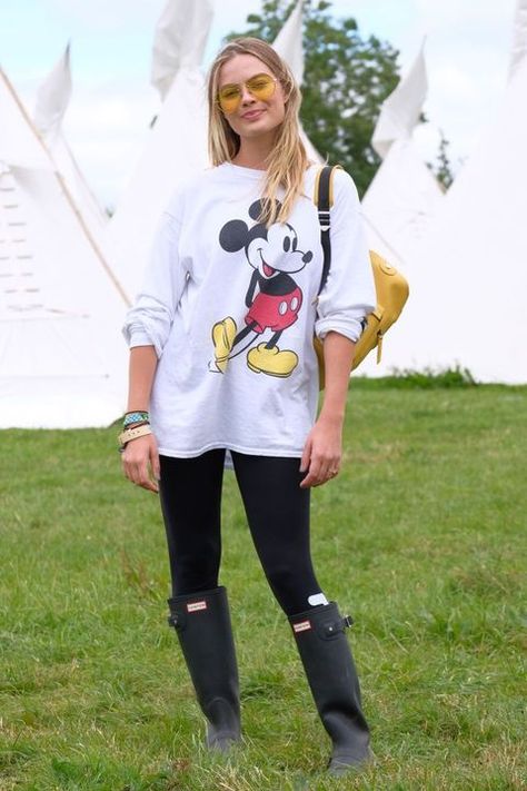 glastonbury outfits Glastonbury Festival Fashion, Glastonbury Fashion, Margot Robbie Style, Super Short Shorts, Glastonbury Festival, Best Dressed, Rubber Boots, Cara Delevingne, Margot Robbie