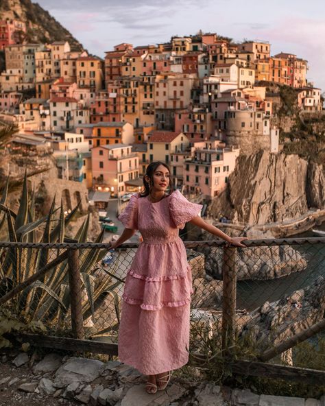 Trying to choose which of the five multicoloured village that make up Cinque Terre is the prettiest is like trying to choose a favourite child. They’re all so charming in their own unique ways, from the bustling seaside ambience of Monterosso to the quiet, laidback charm of hilltop Corniglia. But if I had to pick (you always secretly do have your favourite child, right?), it would be this, Manarola. As we watched the sun set over the hotchpotch of peach hued buildings, turning slowly pinker ... Cinque Terre Italy Outfit, Cinque Terre Outfit, Cinque Terre Italy, Italy Outfits, Vacation Pictures, Italy Vacation, Positano, Favorite Child, Wonderful Places