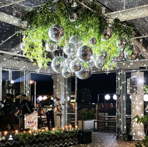 Disco Ball And Greenery Ceiling, Wedding With Disco Balls, Disco Ball And Greenery, Disco Ball Decoration, Disco Ball Ideas, Electric Disco Wedding, Gala Table Decor, Jungle Disco Wedding, Disco Balls Wedding