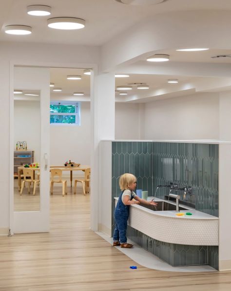 Kindergarten Photography, Kindergarten Interior, Preschool Designs, Kids Toilet, Daycare Design, Kids Cafe, Kindergarten Design, Blue Ceilings, City Kid