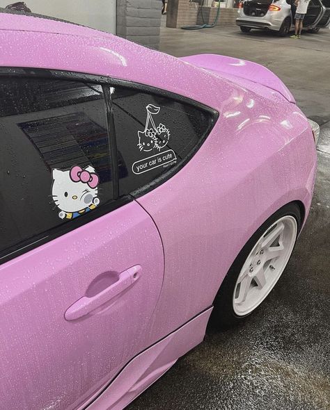 Hello Kitty Tesla, Passager Princess Car, Hello Kitty Car Accessories, Kawaii Ideas, Hello Kitty Stickers, Hello Kitty Car, Girly Car Accessories, Car Deco, Charmmy Kitty