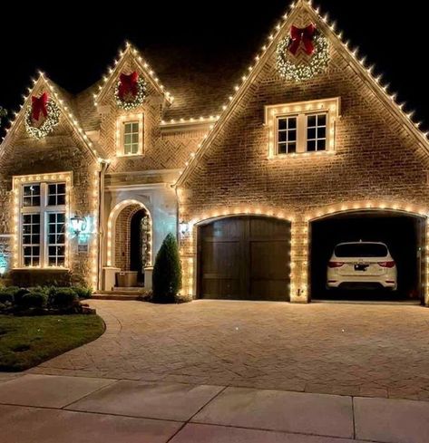 Small House Christmas Lights Outdoor Modern, Christmas Lights Outline House, Christmas Lights On Houses Exterior, Elegant Outdoor Christmas Lights On House, Ranch House Christmas Lights Outdoor, Christmas House Aesthetic Exterior, Farmhouse Christmas Lights Outdoor, Minimal Outdoor Christmas Lights, Outline House In Christmas Lights