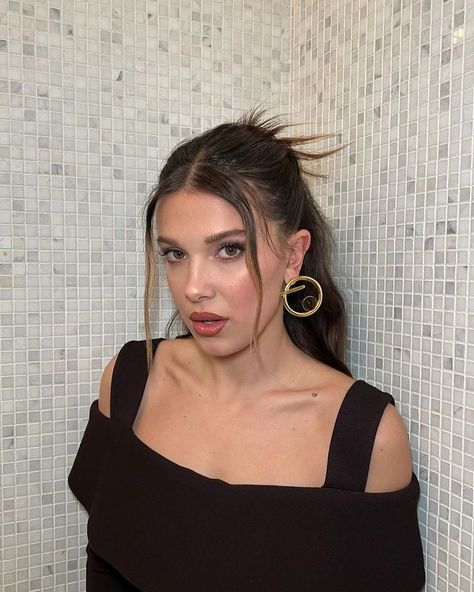 Damsel Milly Bobby Brown, Millie Bobby Brown Hairstyles, Millie Bobby Brown Damsel, Millie Bobby Brown Hair, Milli Bobby Brown, Millie Boby Brown, Millie Bobby Brown Movies, Hear Style, Brown Makeup