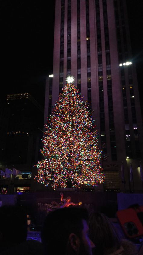 nyc christmas, nyc aesthetic, rockefeller center, cristmas tree ideas, christmas lights Rockafella Center Christmas Aesthetic, Rockefeller Center Christmas Wallpaper, Christmas Nyc Aesthetic, Christmas In Nyc Aesthetic, Nyc Christmas Tree, Nyc Christmas Aesthetic, Christmas Tree Nyc, Chicago Christmas Tree, Rockefeller Tree