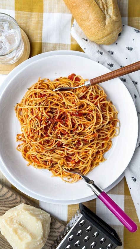 Rice Cooker Spaghetti and Tomato Sauce Rice Cooker Spaghetti, Rice Cooker Pasta, Speggetti Recipes, Spaghetti Tomato Sauce, Aroma Rice Cooker, Best Rice Cooker, New York Times Cooking, Cooking Spaghetti, Frozen Pasta