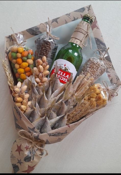 Beer Can Bouquet, Chocolate Hamper Basket, Beer Bouquet, Man Bouquet, Food Bouquet, Christmas Gift Hampers, Candy Bouquet Diy, First Communion Decorations, Edible Bouquets