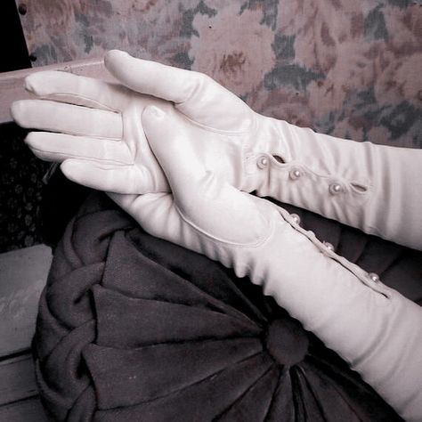 Aesthetic Gloves, Victorian Gloves, Gloves Aesthetic, Fancy Gloves, Royal Aesthetic, Opera Gloves, Julia Quinn, Barbie Princess, Princess Aesthetic