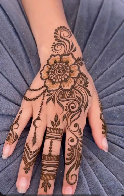 Flower Back Hand Mehndi Designs, Henna Designs Right Hand, Simple Back Hand Mehndi Designs Arabic, Henna Islam, Arabian Henna Designs, Mehndi Designs Flowers, Eid Mehndi Designs Arabic, Arabic Henna Designs Simple, Eid Henna Designs Arabic