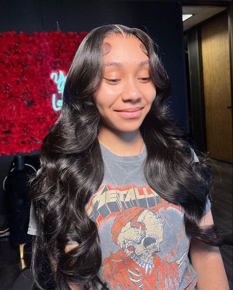 Frontal Wig Hairstyles Middle Part, Middle Part Curls Black Women, Curls Middle Part, Middle Part With Curls, Closure Wig Hairstyles, Middle Part Body Wave, Sewin Hairstyles, Middle Part Curls, Middle Part Wig