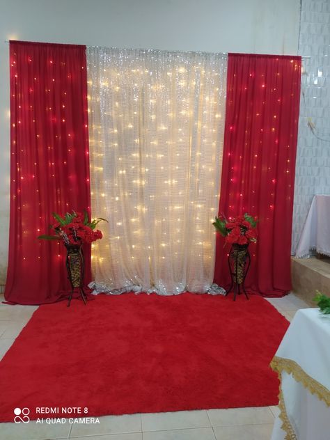 Diy Christmas Backdrop Ideas, Christmas Backdrop Ideas Backgrounds, Red And White Backdrop, Simple Christmas Backdrop, Christmas Party Backdrop Ideas, Easy Christmas Backdrop, Christmas Wall Decorations Ideas, Christmas Stage Design, Red Decorations