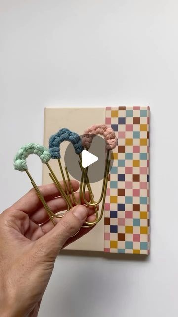 Macrame Bookmarks Diy, Macrame Paperclip Bookmark Diy, Cat Bookmarks Diy, Macrame Bookmark Tutorial, Macrame Bookmark Diy, Macrame Bookmark, Paperclip Bookmarks, Creative Bookmarks, Diy Leather Bag