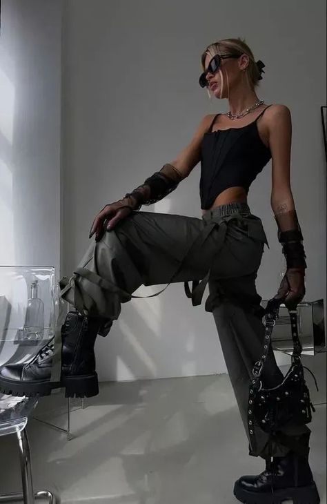 Techno Inspired Outfit, Rave 2024 Outfits, Techno Style Outfit, Cold Weather Rave Outfits, Rave Looks Outfit, Techno Aesthetic Outfit, Futuristic Outfit Ideas, Rave Outfits Techno, Techno Outfit Rave