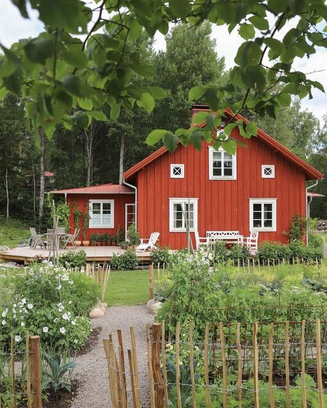 Summer House Inspiration, Swedish Summer House, My Scandinavian Home, Swedish Summer, Swedish Cottage, Red Houses, Red Cottage, Tiny House Cabin, Beautiful Interior Design