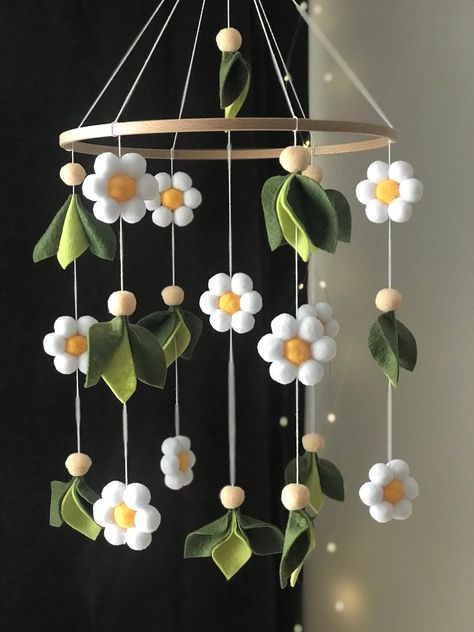 Handmade with love❤️ 🐿 With this charming mobile phone, your little treasure will plunge into the sweetest dreams.  Available in different colors and variants, a Mobilé transforms the nursery into a real sleeping space.  The product is characterized by the fact that each piece is handmade, so there may be occasional deviations.  🐿 Our felt mobile consists of cute daisies,pompoms and leafs.   🐿 Our mobile phones are also a great gift for a birthday present or baby shower party.   🐿 Size.   Th Diy Felt Baby Mobile, Green Nature Nursery, Nursery Garden Theme, Daisy Themed Nursery, Fairy Garden Nursery Theme, Plant Themed Nursery, Boho Mobile Nursery, Woodland Animals Mobile, Garden Themed Nursery