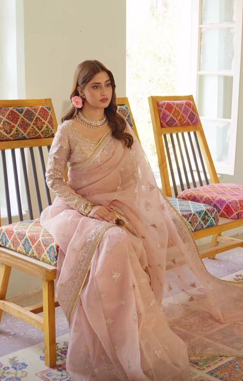 Princess Saree Look, Sajal Ali Outfits, Pakistani Engagement Dresses Simple, Engagement Looks For Indian Bride Hairstyle, Pakistani Actress In Saree, Pakistani Sarees, Engagement Looks For Indian Bride, Reception Saree Look, Reception Saree